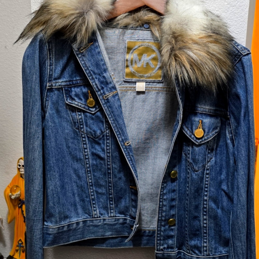 Brand new. Detachable genine coyote fur collar Beautiful and unique jacket. Mess